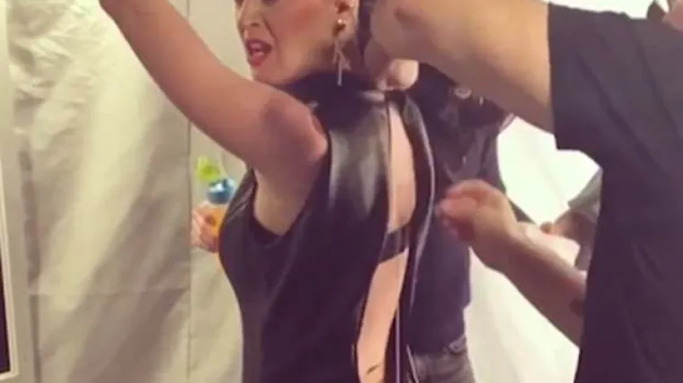 Cijela ekipa poku&scaron;ava je ugurati u usku opravu kao da je pit stopu