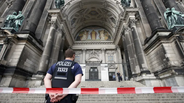 VIDEO Pucnjava u katedrali u Berlinu: policajac ustrijelio mu&scaron;karca jer je 'izazivao probleme'