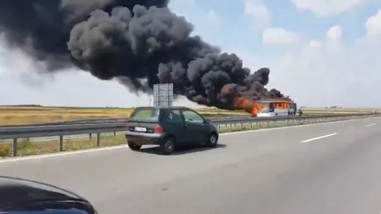 VIDEO 'Spa&scaron;avali smo žive glave': hrvatski bus prepun putnika buknuo na autocesti prema Beogradu