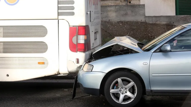 Sudar autobusa i automobila na Braču: dvije osobe helikopterom prebačene u splitsku bolnicu