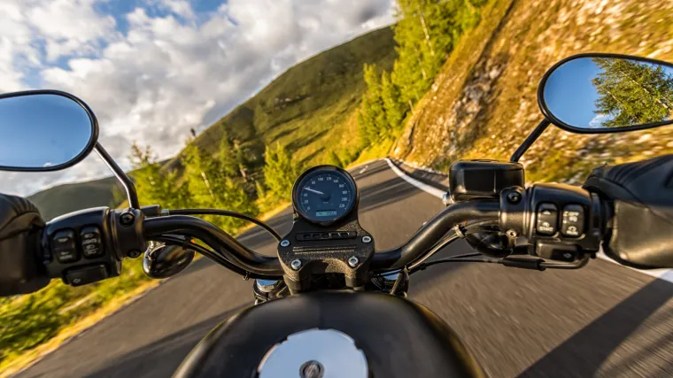 Na cesti u Grčkoj pronađen motociklist s rupom na kacigi - pogodila ga munja?