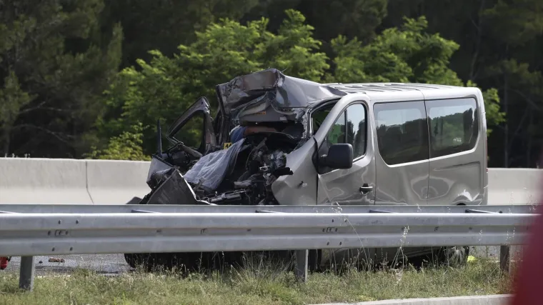 U sudaru tegljača i kombija poginula jedna osoba