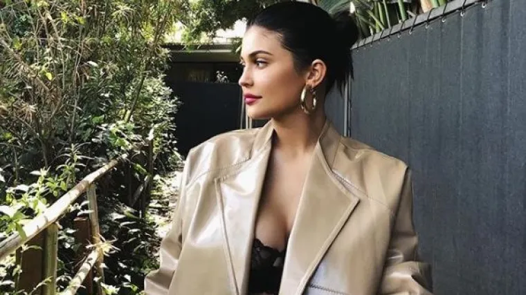 Okej ako nije imala majicu pri ruci, ali ovo joj čudo preko grudnjaka nije trebalo