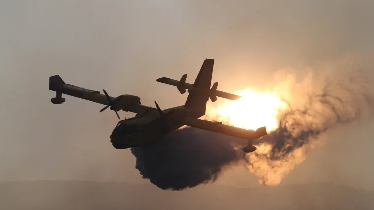 Priprema za protupožarnu sezonu: dva kanadera gase požar kod Trogira