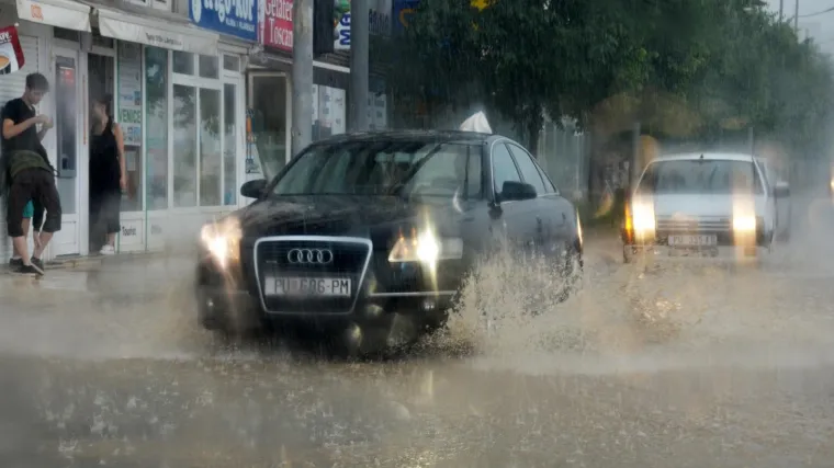 Dijelovi grada poplavljeni, automobili zapeli nasred ceste