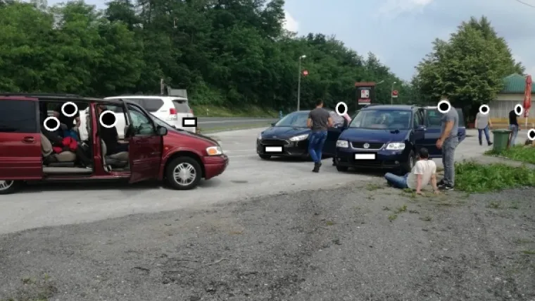 Državljanin Srbije u nehumanim uvjetima, u kombiju prevozio 23 strana državljana