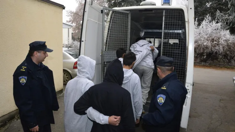 Hodali su Brzom cestom, među njima je bilo i djece