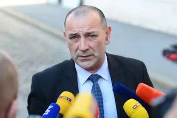 Tajnik ministra Medveda pokušao uhljebiti njegovog bivšeg vozača: 'Kad možete nastupiti?’