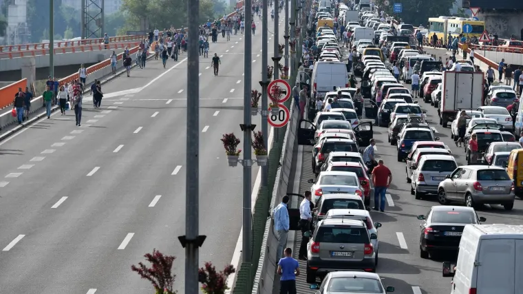 FOTO, VIDEO Vozači odlučili da je dosta: Diljem Srbije blokirali prometnice zbog cijena goriva