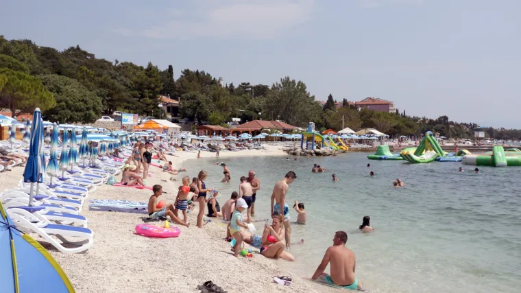 Zbog nesnosnih gužvi na plažama, Crikvenica uvela vinjete: Prijevoznici bez njih će putnike iskrcavati izvan grada