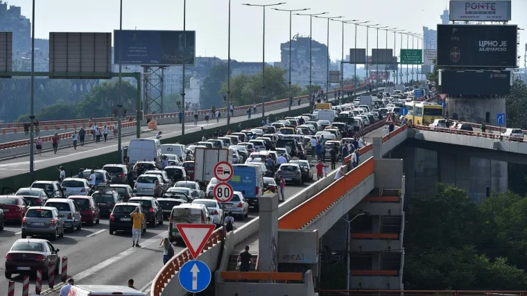 Nepregledne kolone automobila blokirale grad, igrao se nogomet na cestama