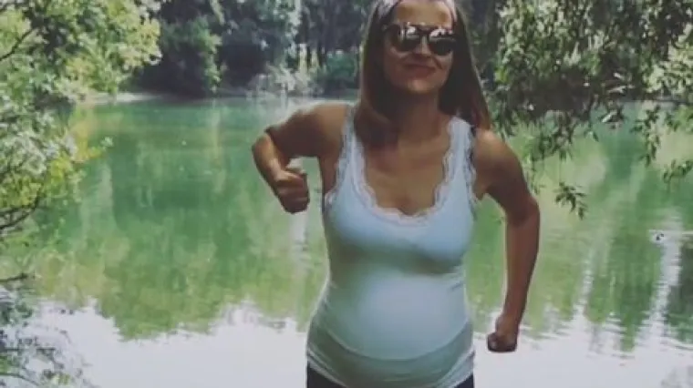 S trbuhom do zuba skočila u zrak sugerirajući da ne može dočekati taj dan