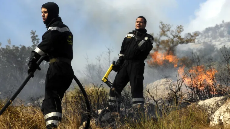 Pored Omi&scaron;a buknuo veliki požar, na teren poslano 21 vatrogasno vozilo