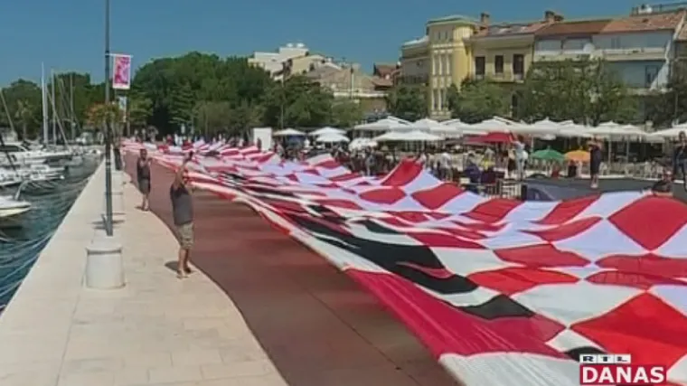 Crikvenička diva: Hrvatska zastava te&scaron;ka 100 kilograma kreće prema Rusiji