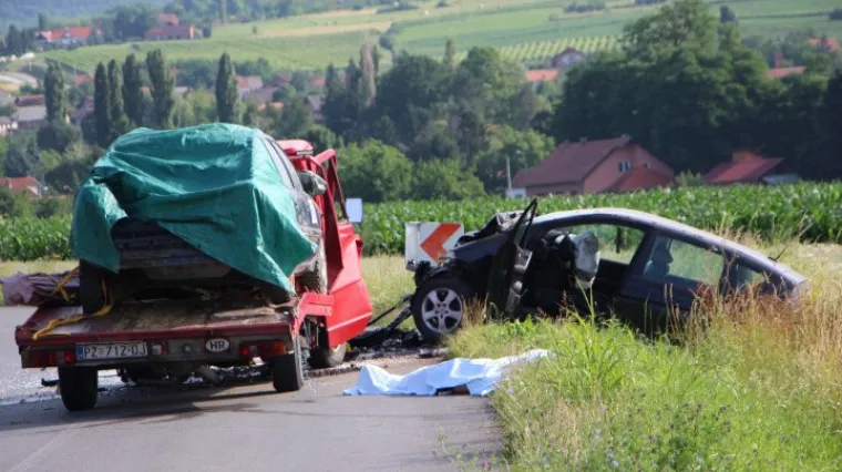 Iznenada prešao u suprotnu traku i zabio se u vučnu službu