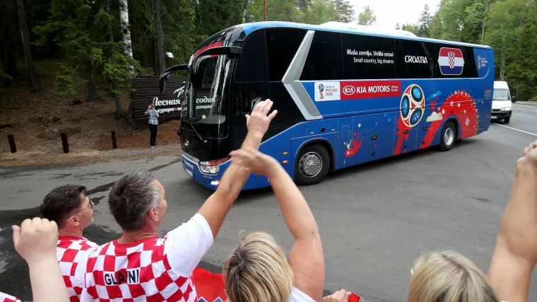 FOTO, VIDEO Reprezentativci stigli u 'vatreni' kamp u Rusiji, dočekali ih navijači i na&scaron;e kamere