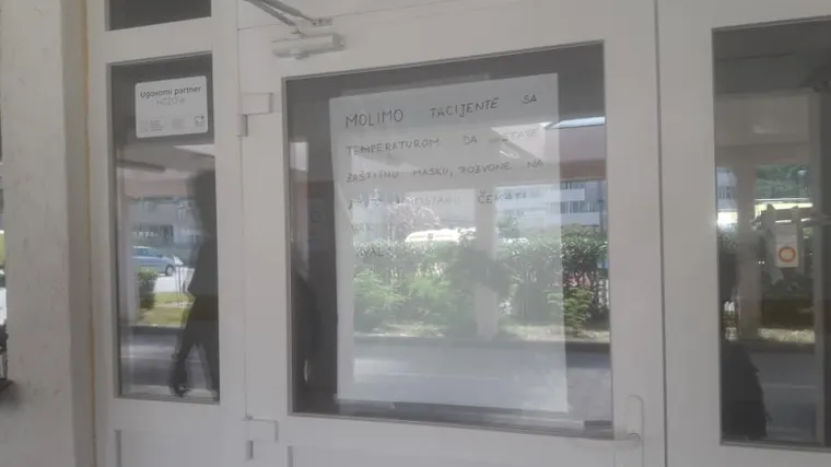 Na vratima hitne pomoći u Dubrovniku dočekat će vas maske, zvono i novi natpis