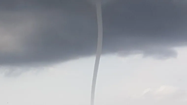 VIDEO FOTO  Zbog oluje zabilježene pijavice na vi&scaron;e mjesta na moru, a u Zagrebu potopljene bolnice