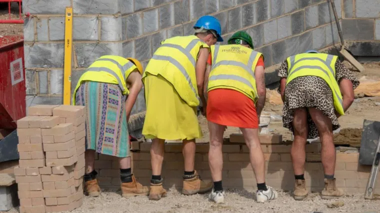 Graditelji si olak&scaron;ali rad po vrućini po&scaron;to ne smiju nositi kratke hlače: izigrali pravilnik i počeli raditi u haljinama