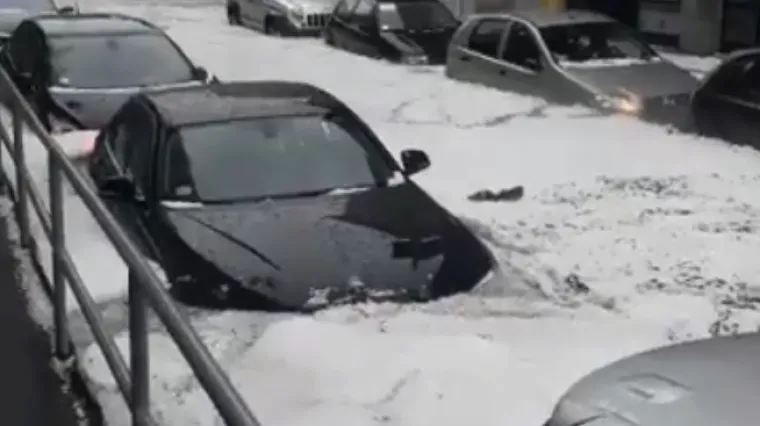 Zbog olujnog nevremena ulice gradova pod hrpama leda