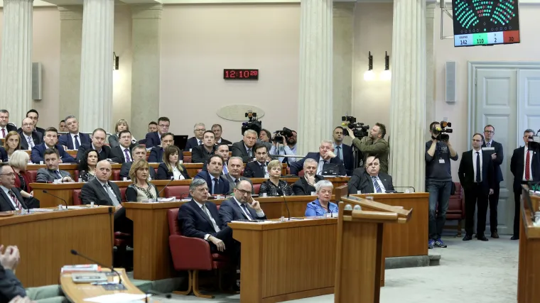 Suprotno uobičajenoj praksi zastupnici u Saboru glasuju danas