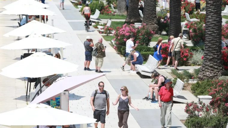 Turistkinja obavila nuždu nasred Rive pa se spu&scaron;tenih hlača pro&scaron;etala do slavine