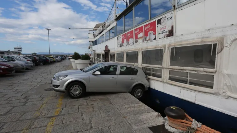 Kad parkiranje pođe po zlu: 'Nina' spasila auto od pada u more
