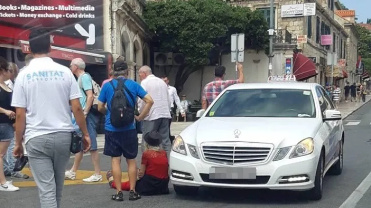 UZNEMIRUJUĆA SNIMKA Turistkinja u Dubrovniku bacila se taksistu pod kotače