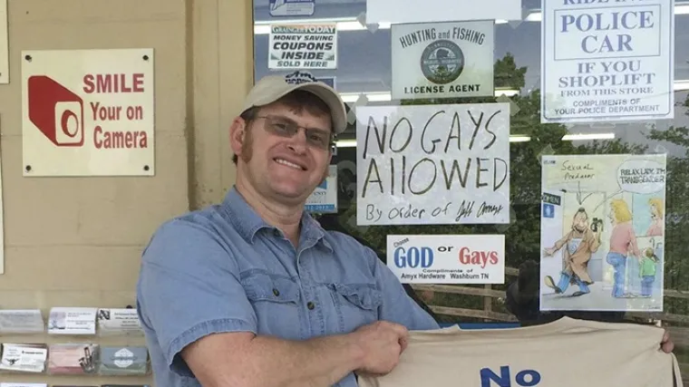 'Homoseksualcima ulaz zabranjen': vlasniku trgovine koji je postavio ovaj homofobni znak mržnja se obila o glavu