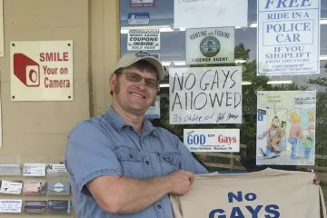 'Homoseksualcima ulaz zabranjen': vlasniku trgovine koji je postavio ovaj homofobni znak mržnja se obila o glavu