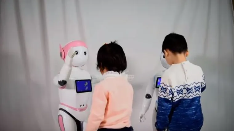 Novo vrijeme: upoznajte robota koji čuva najmanju djecu i predlaže igre