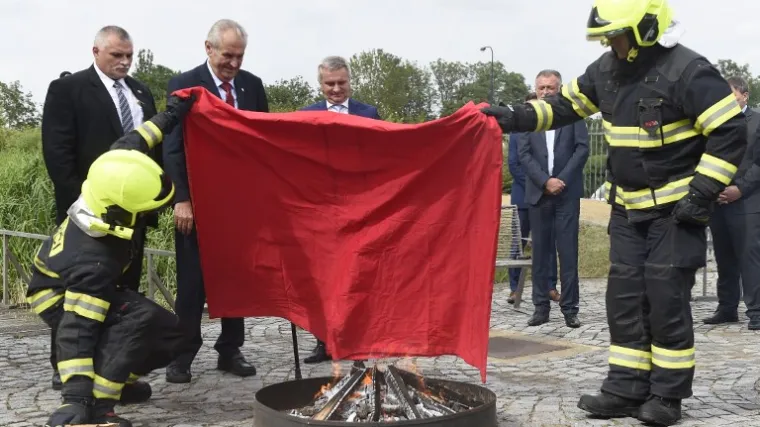 Sazvao izvanrednu presicu da spali divovske crvene gaće