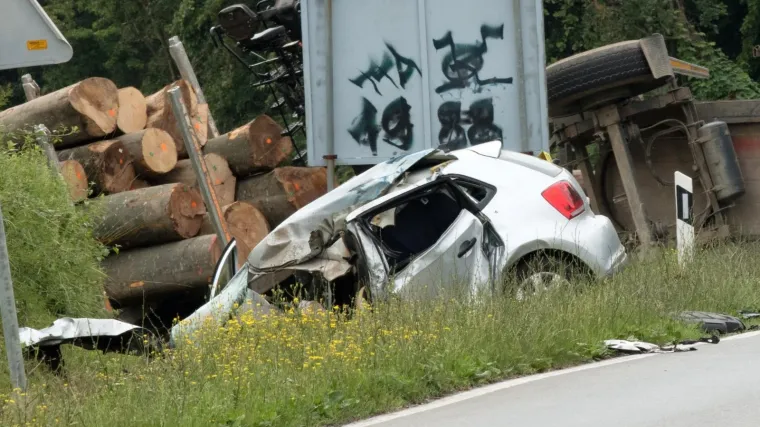 U sudaru kamiona i automobila dvije osobe su poginule