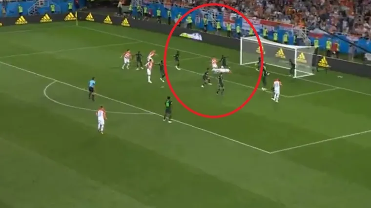 Mandžukić je tukao glavom, Kramarić je slavio gol, a on je pripisan Nigerijcu