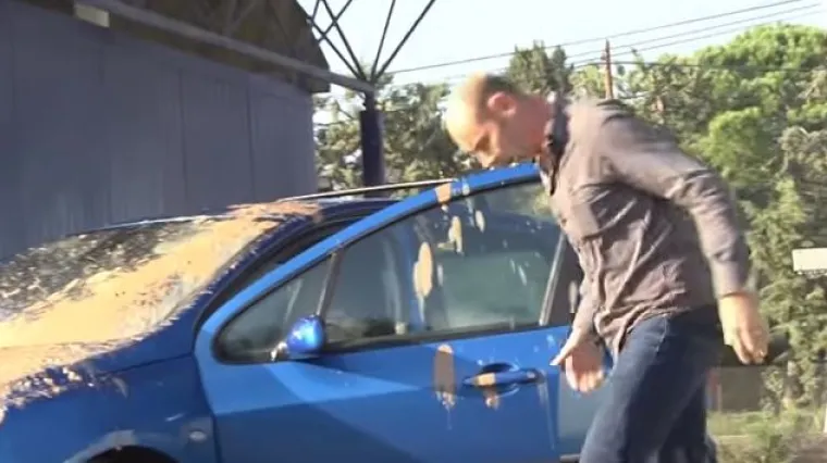 Ipak, čini nam se da žrtvi ovog skeča i nije do smijeha