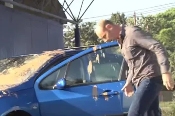 Ipak, čini nam se da žrtvi ovog skeča i nije do smijeha