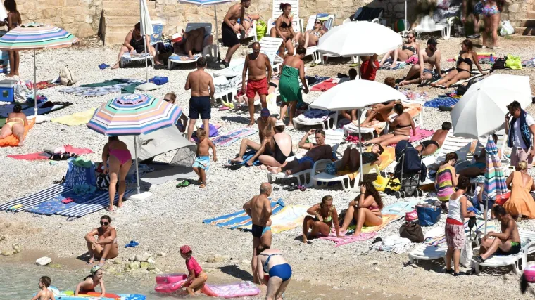 Sezona tek počela, a plaže i restorani prepuni: Trenutačno se u Hrvatskoj odmara 390 tisuća gostiju