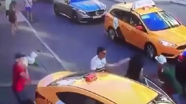 Navijači napali taksista koji je naletio na pje&scaron;ake u Moskvi, a on zavapio: 'Nisam htio, zaspao sam'