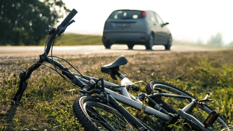 Mladi biciklist zahvatio rubnjak i udario glavom u drvo: liječnici mu se bore za život