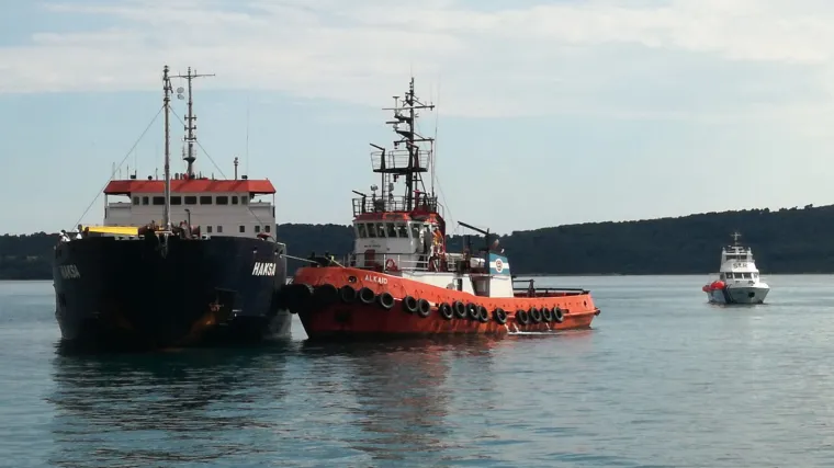 FOTO, VIDEO Nakon 36 sati: Turski teretni brod uspješno je dotegljen u Brodotrogir!