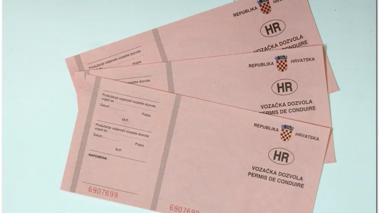 Ako jo&scaron; uvijek posjedujete stare papirnate vozačke dozvole pogledajte kada je trebate zamijeniti  za novu