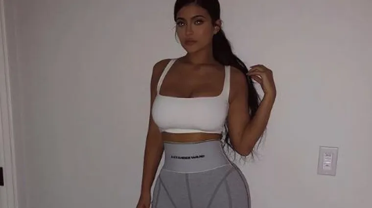 Čudne tajice pucaju na njoj, a ljudi se rugaju da nosi pelene