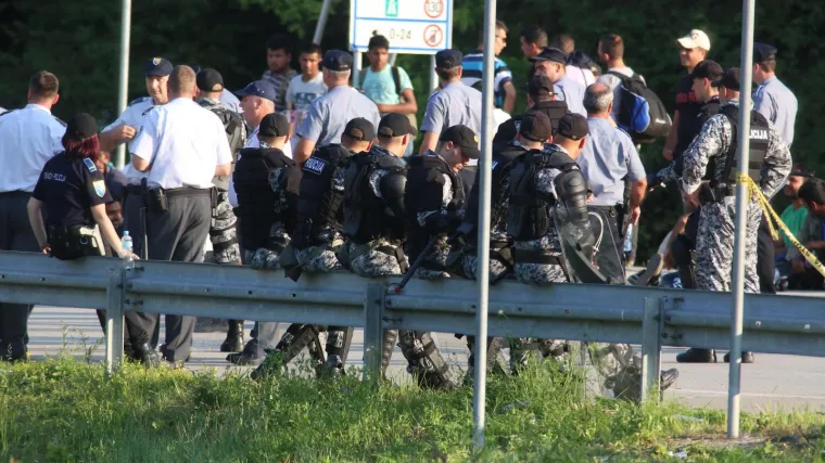 Migranti u Velikoj Kladu&scaron;i i dalje u nehumanim uvjetima stoje na granici: 'Svi nam poku&scaron;avaju prodati istu priču'