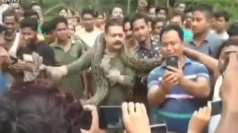 Golema zmija pokušala zadaviti čovjeka koji se slikao s njom