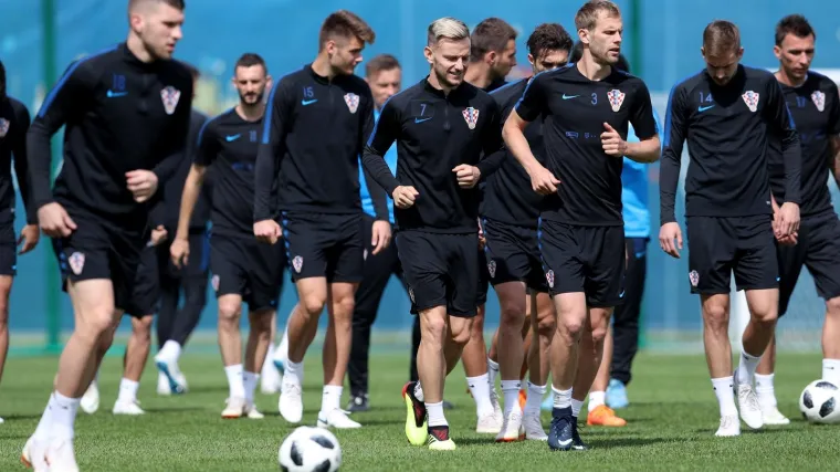 Osmijesi na licima hrvatskih nogometa&scaron;a pred dolazak u poplavljeni grad