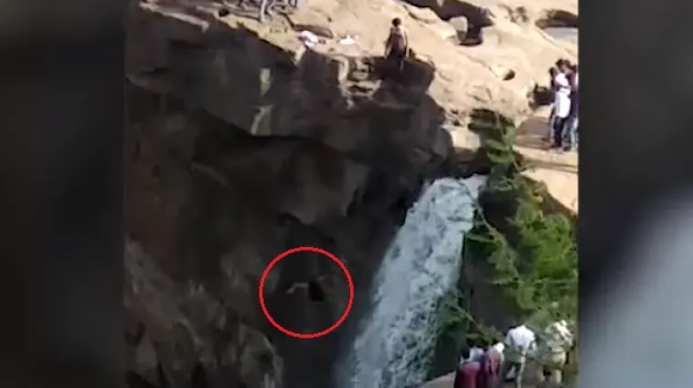 Tražio najbolji kut za poziranje pa pao s vrha vodopada. Nije mu bilo spasa