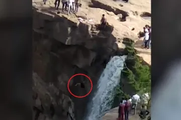 Tražio najbolji kut za poziranje pa pao s vrha vodopada. Nije mu bilo spasa