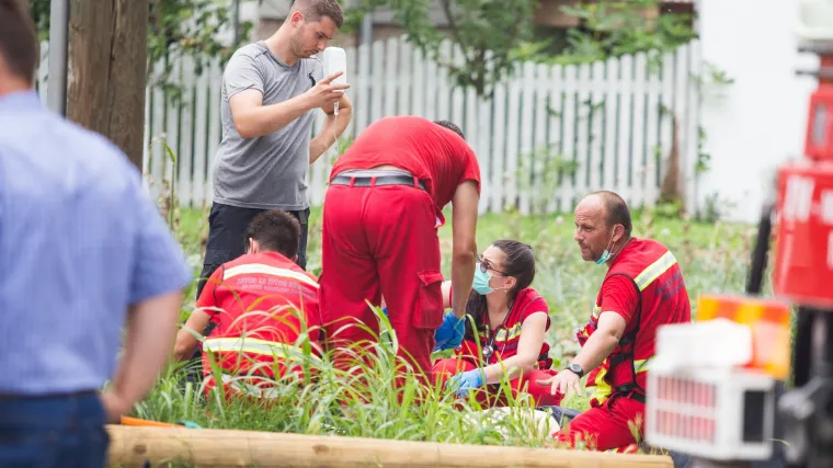 Mučni detalji stravične tragedije u Čepinu: 'Onesvije&scaron;teni radnici dva sata proveli su u &scaron;ahtu dubokom 6 metara'