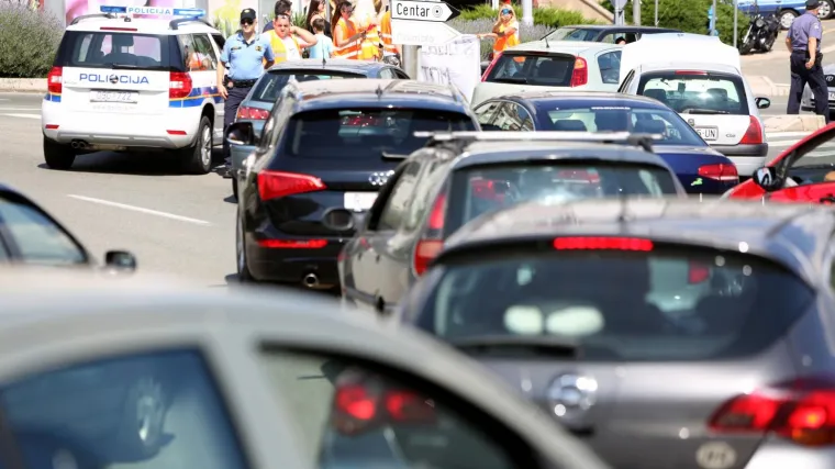 FOTO, VIDEO Prosvjed 'Stop rastu cijena goriva': U Zagrebu gužva kod rotora, u Rijeci prosvjednici igrali - nogomet!