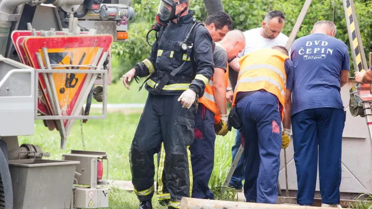 'U Čepinu smo, zavr&scaron;ili smo dio posla, ali imamo problem. Javim se kasnije...'